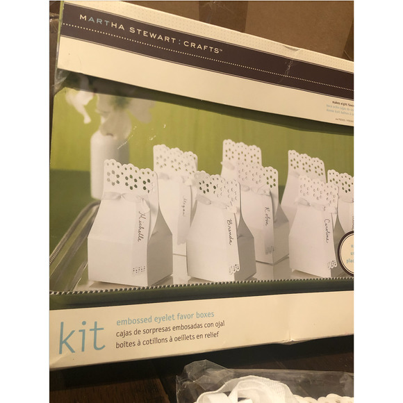 NWT MARTHA STEWART CRAFTS WHITE EMBOSSED FAVOR BOXES KIT OF 8 - Picture 4 of 7